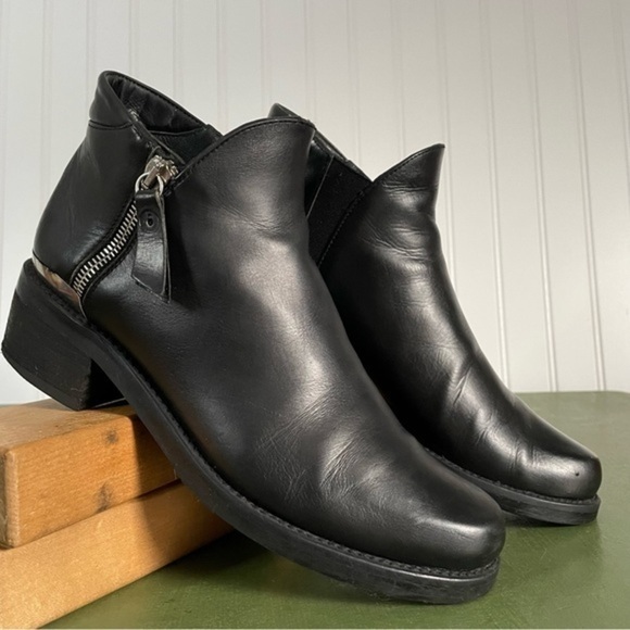 Stuart Weitzman Biker-Style/Western Ankle Boots in Black Leather - Picture 9 of 9